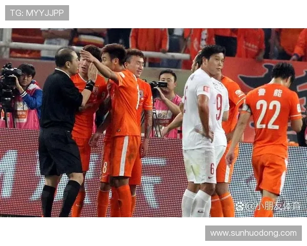 恒大与建业对决裁判表现引发争议球迷热议判罚公正性